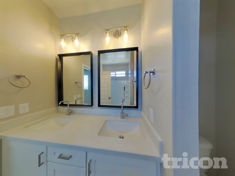 Building Photo - 4548 E Grandview St