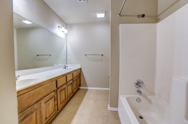 Building Photo - 2 Bedroom + Garage! Available now!