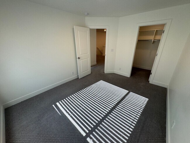 Building Photo - Desert Color Townhome!