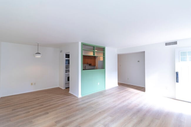 Building Photo - 104 Birch St