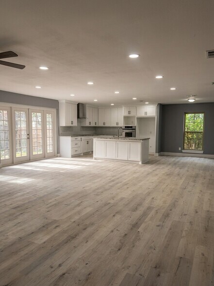 Building Photo - 671 Springhill Dr