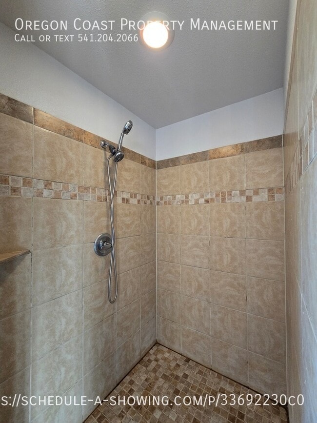 Building Photo - 1025 Wilson River Loop