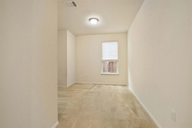 Building Photo - 907 Solitude Dr