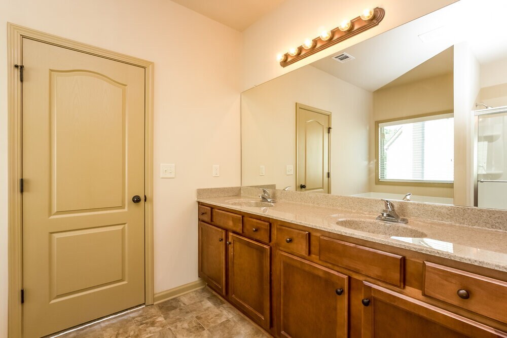 Building Photo - 3336 Montauk Hill Dr