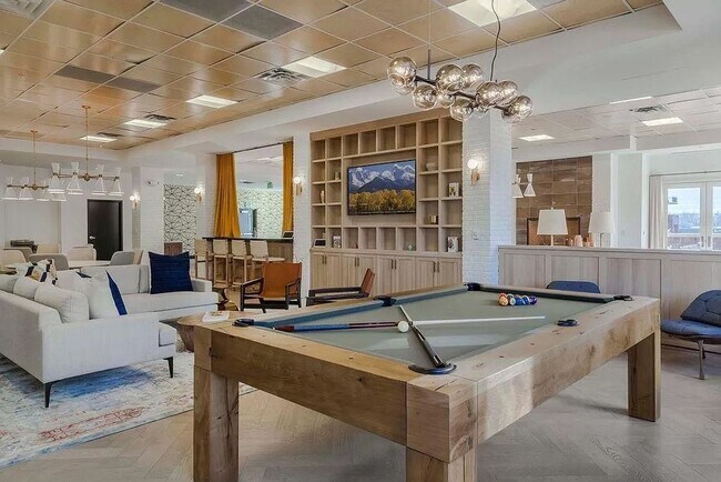 Building Photo - Gorgeous 2 BD/2BA Top Floor Condo In Great Peloton Community! Available August 7!