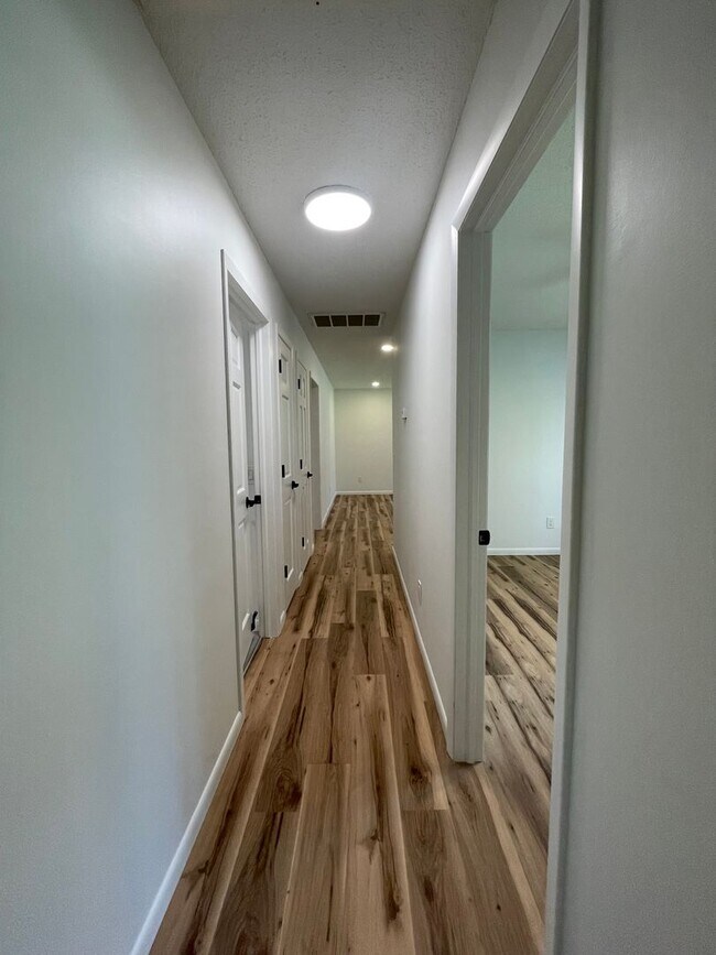 Building Photo - Great Location 3 bedroom 1 bath 1car garage