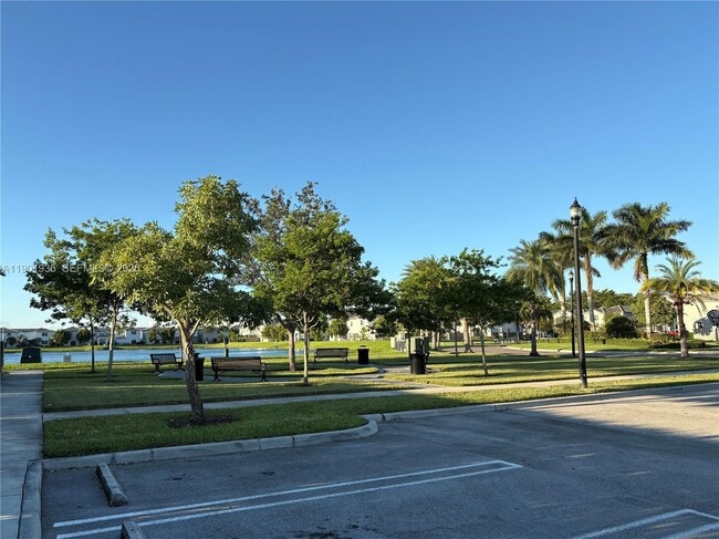 Building Photo - 1020 SE 26th Ter