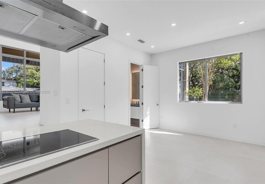 Building Photo - 3204 Plaza St