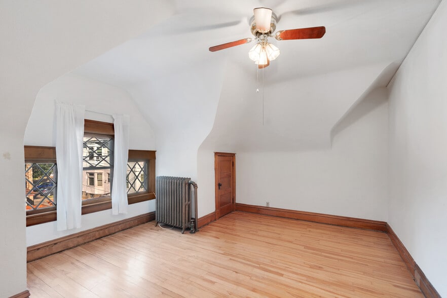 Large primary bedroom - 911 Lincoln Ave