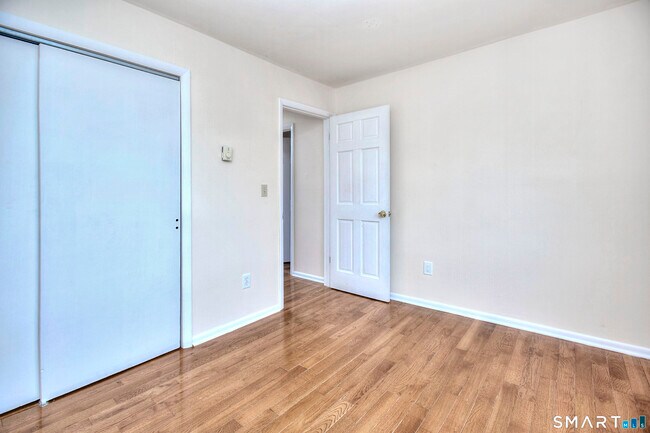 Building Photo - 638 Cove Rd