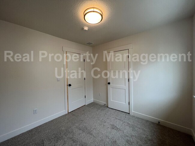 Building Photo - Newer American Fork Townhouse
