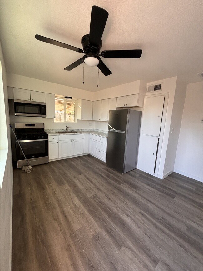 Building Photo - Coming Soon! 3 bedroom, 1 bathroom detache...