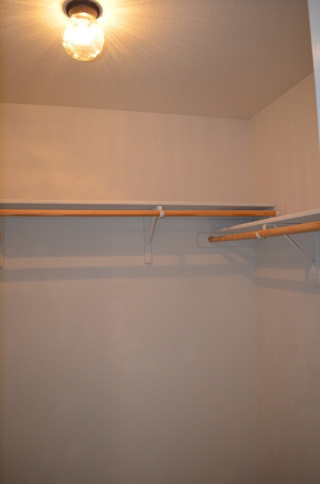 Building Photo - HUGE 5 BEDROOM HOME IN SAVANNAH HEIGHTS!