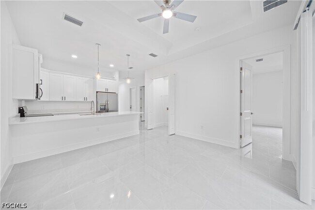 Building Photo - 2218 Fairway Dr