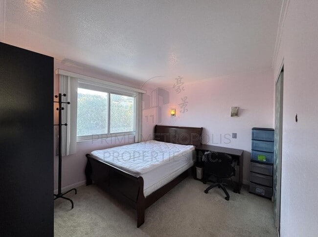 Building Photo - 60 Surrey Ct