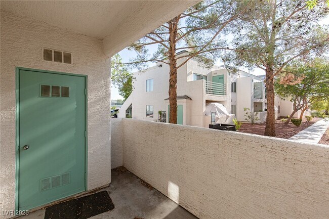 Building Photo - 7100 W Pirates Cove Rd