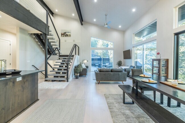 Building Photo - 255 Matterhorn Dr