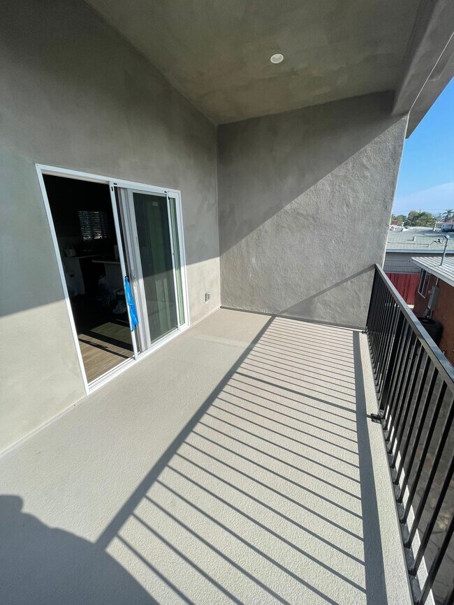 Building Photo - 4BD/2BA w Large Deck!