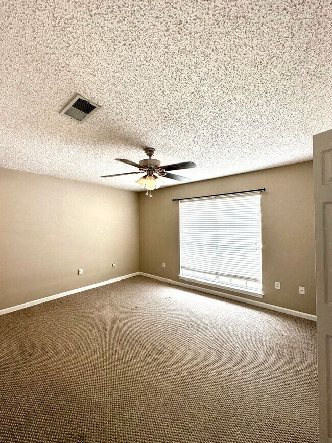 Building Photo - 2 BR 2.5 BA Pleasant Ridge Townhomes