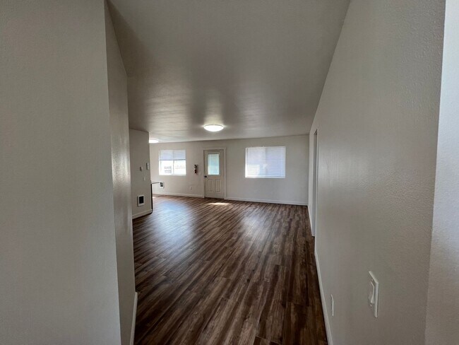 Building Photo - Newly Remodeled! Close to CWU 4 Rooms !!