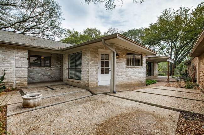 Building Photo - RENOVATED 2-BEDROOM IN WHISPERING OAKS