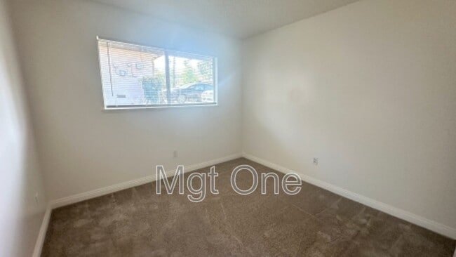 Building Photo - 425 Glenhill Dr