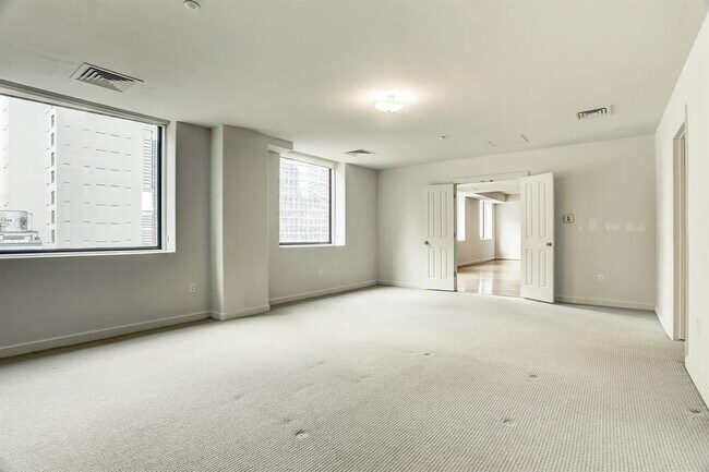 Building Photo - 914 N Main St