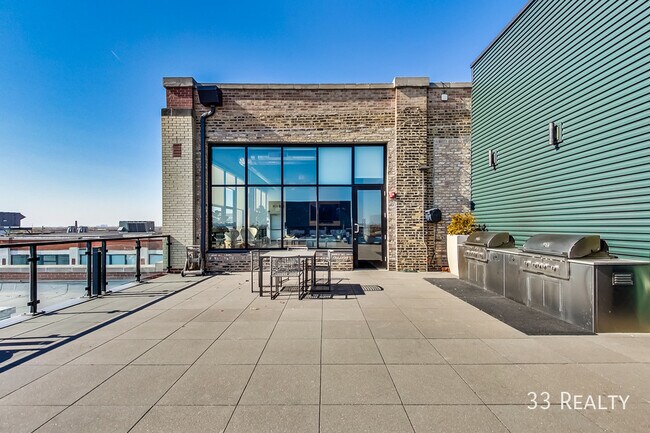 Building Photo - 4000 W Diversey Ave