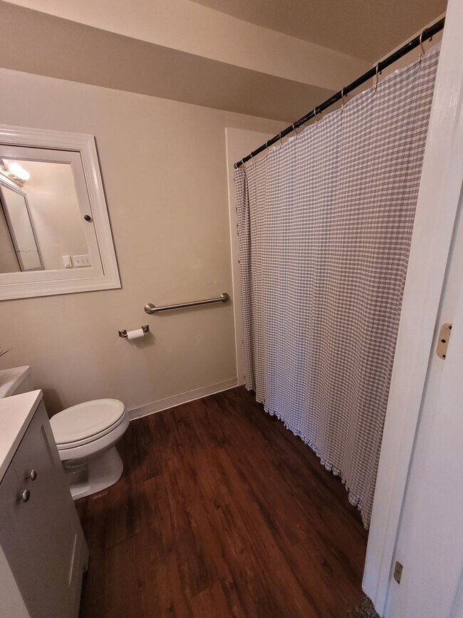 Building Photo - 984 W Main St