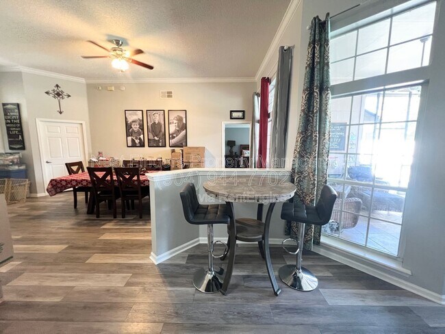 Building Photo - 264 Village Green Ave