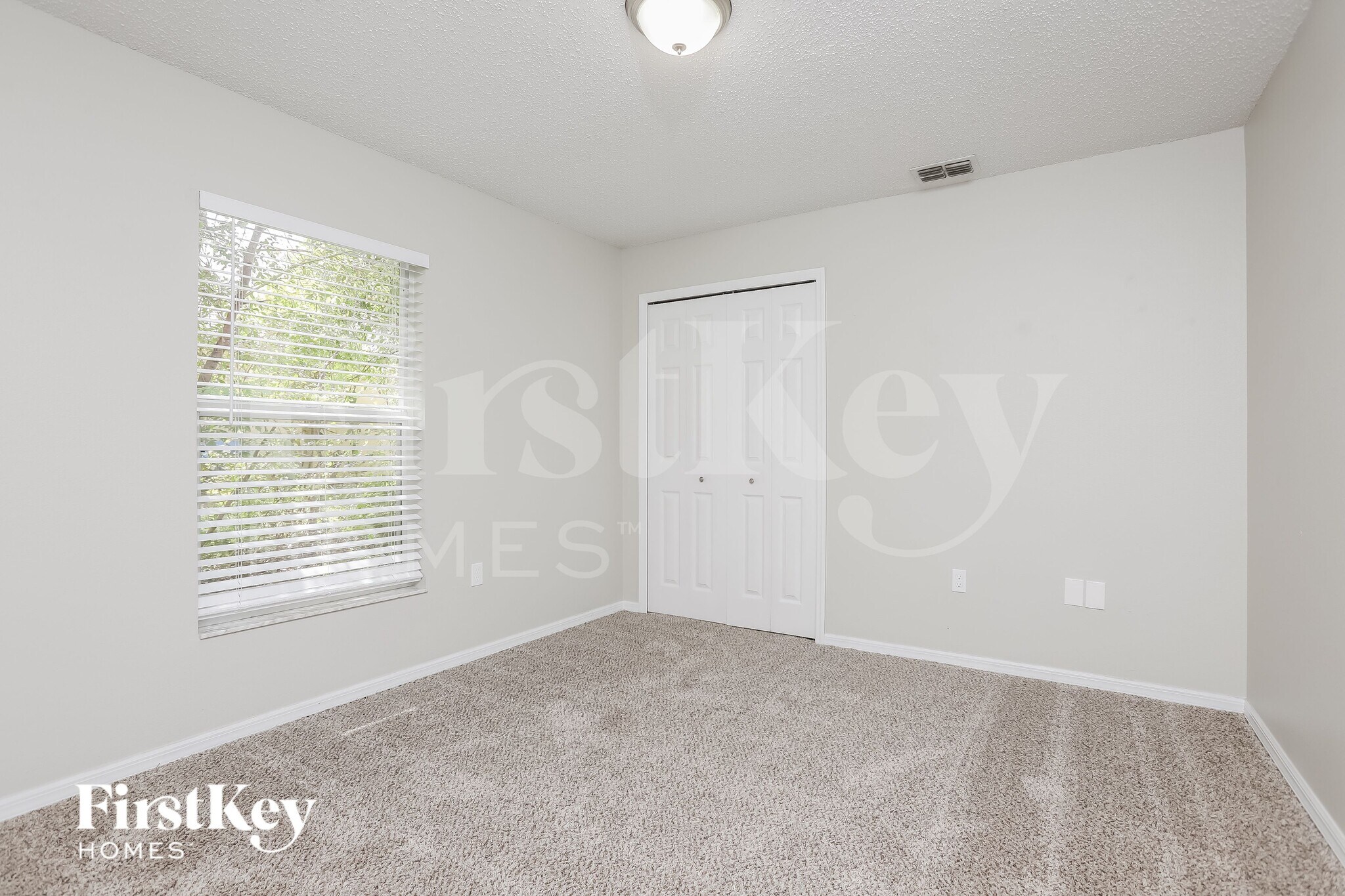 Building Photo - 662 Armadillo Dr