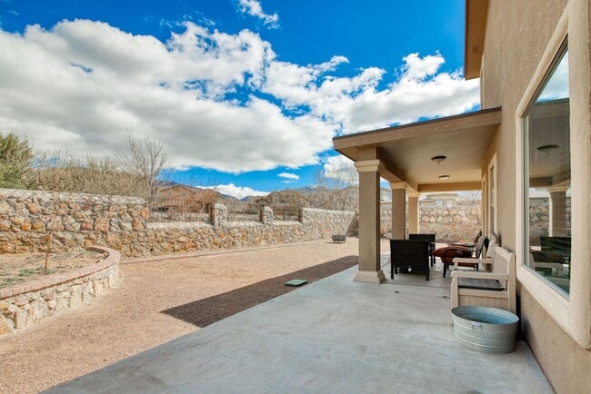 Building Photo - Beautiful Corner lot House