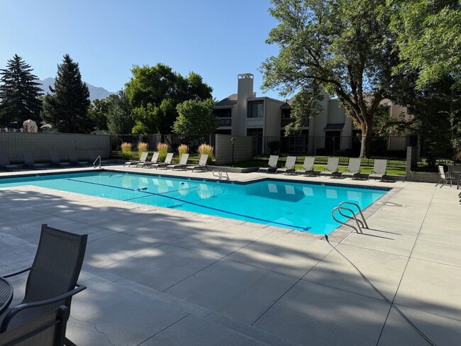 Building Photo - Rare Opportunity to Rent a Park Place Town...