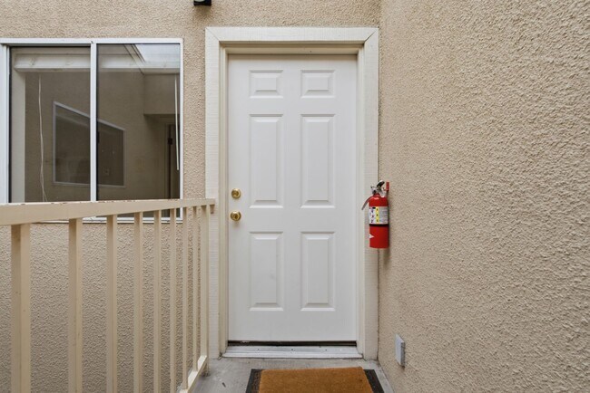 Building Photo - Top-Floor 3BR in Duplex Near BART | Vaulted Ceilings | In-Unit Laundry | Garage Parking