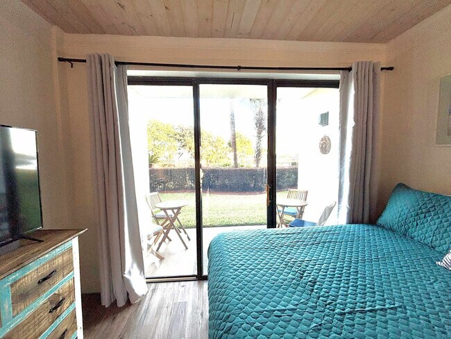 Building Photo - 214 Miracle Strip Pkwy SW