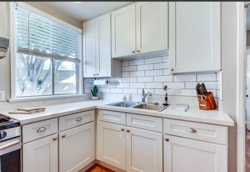 Building Photo - 504 N Rosemary Ln