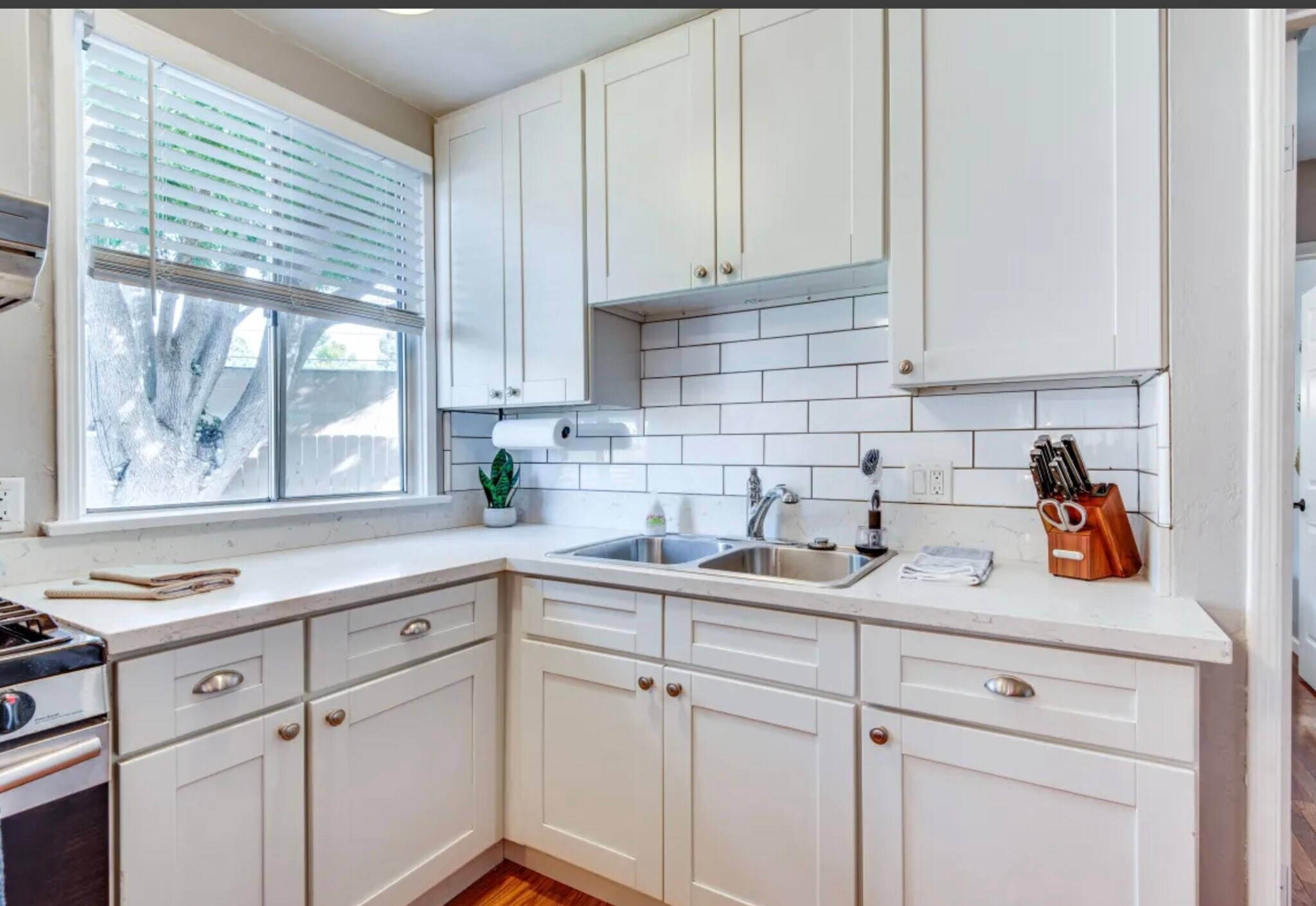 Building Photo - 504 N Rosemary Ln