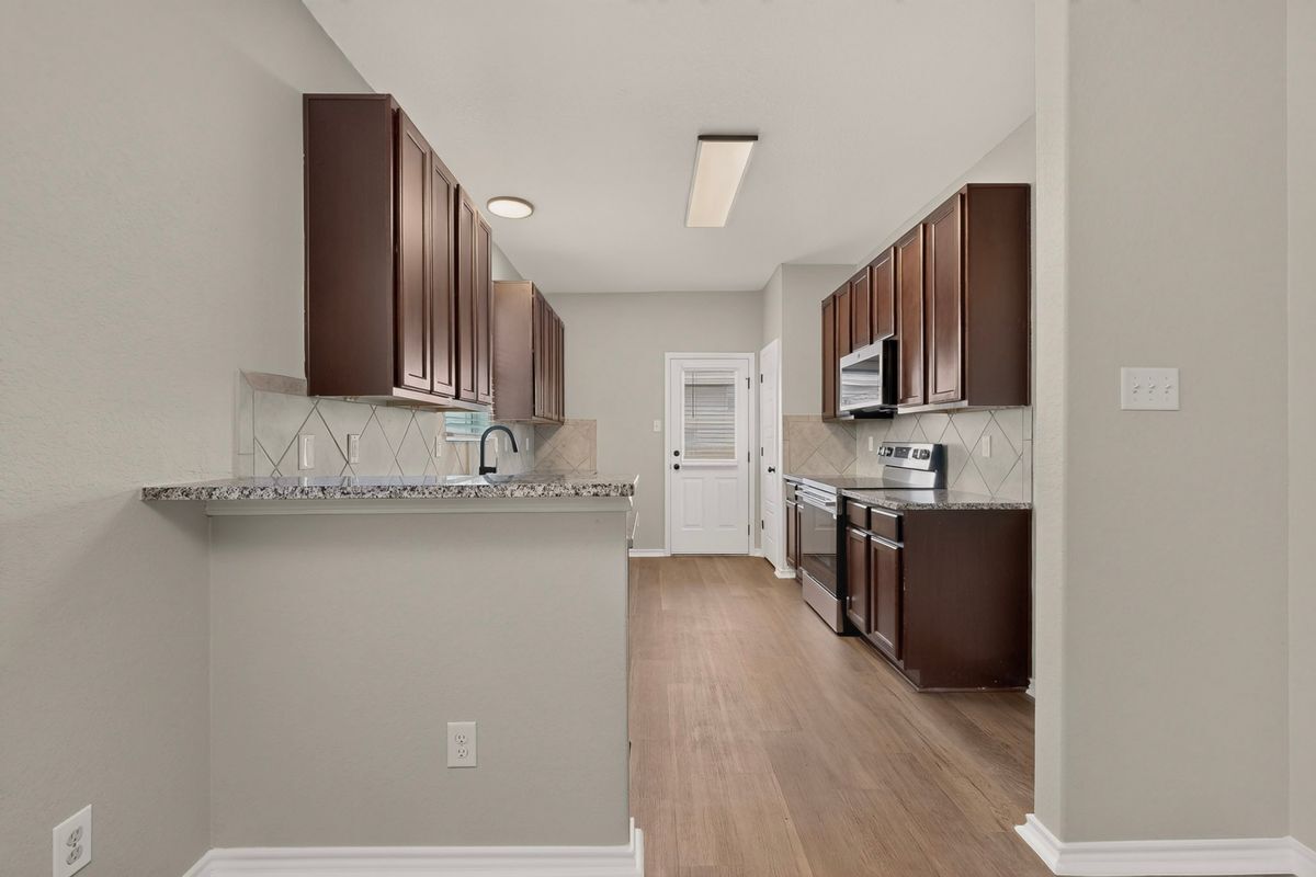 Building Photo - 10423 Green Prairie
