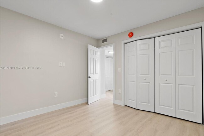 Building Photo - 1101 NE 80th St