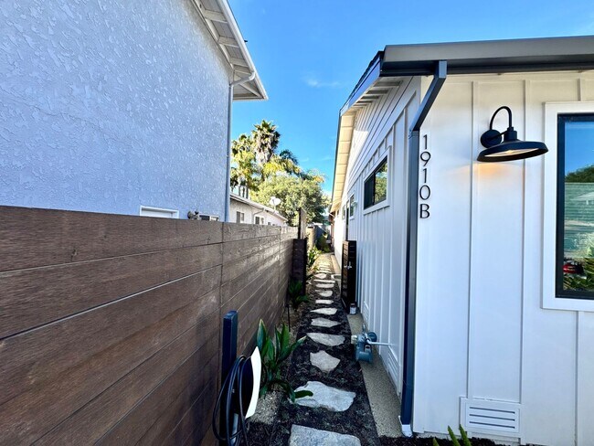 Building Photo - 1910 Raymond Ln