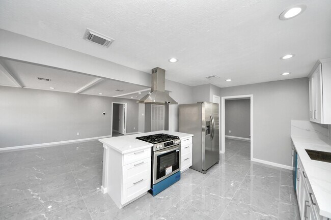 Building Photo - 9222 Sharpview Dr