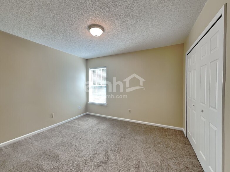Building Photo - 325 Willow Green Dr
