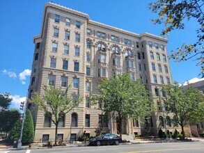 Building Photo - Spacious 2BR, 2BA in the heart of the City...