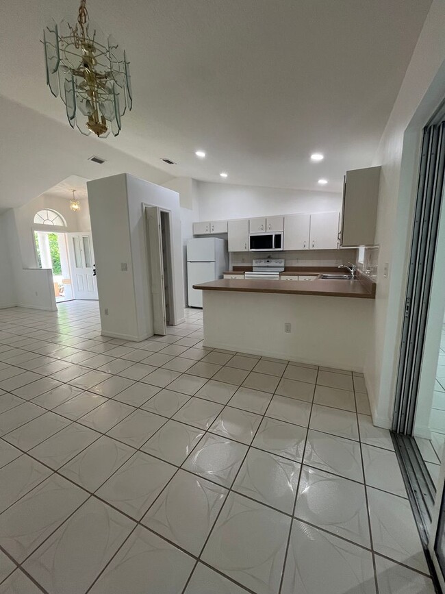 Building Photo - Single family Home with Florida room!
