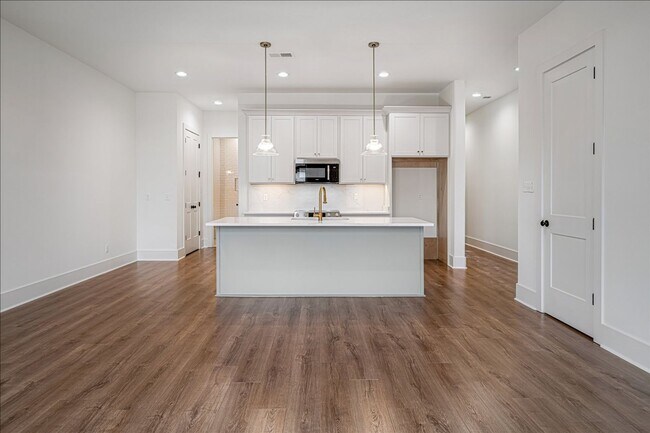Building Photo - Brand New Luxury Townhome