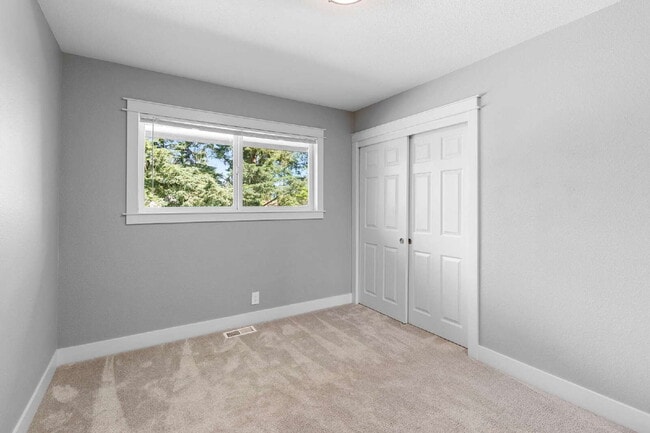 Building Photo - Beautiful Happy Valley Home; Large Lot; In...