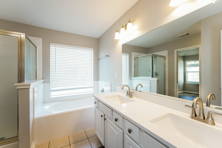 Building Photo - 20827 Oak Rain Ct