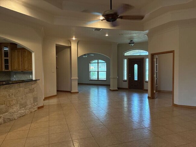 Building Photo - 5BR/3BA w/ Fenced Yard + Covered Parking in Seguin, TX