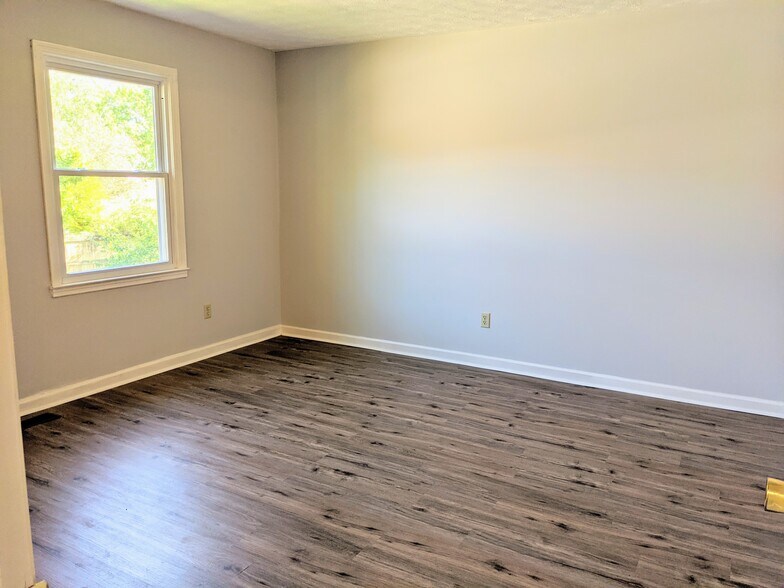 Upstairs Main bedroom (right upstairs) en suite and large walk-in closet - 3221 Hunters Point Dr