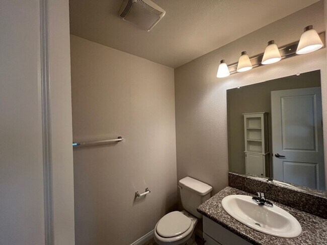 Building Photo - 877 Humbert Ave